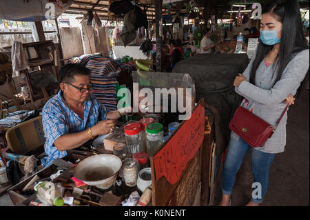 Die traditionelle Goldschmied Handwerk ist in der Hauptstadt von Laos kultiviert. In Vientiane Talat Sao Markt der lokalen Goldschmiede sind noch mit dem alten Tec Stockfoto