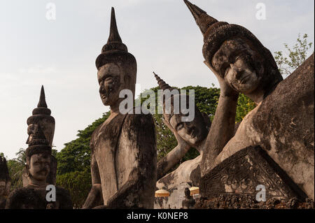 Zahlreiche Buddha Skulpturen in Xieng Khuan, wie Buddha Park, Vientiane, Laos bekannt. Stockfoto