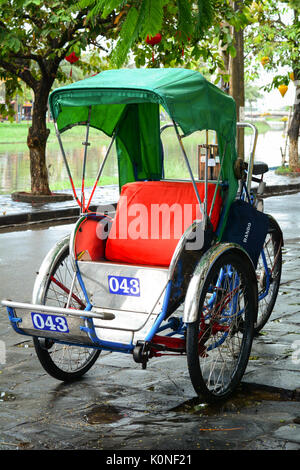 HOI AN, VIETNAM - 28.November 2015. Cyclo (fahrradrikscha) auf der Straße in Hoi An, Vietnam. Hoi An ist eine der beliebtesten Reiseziele in Asien. Stockfoto