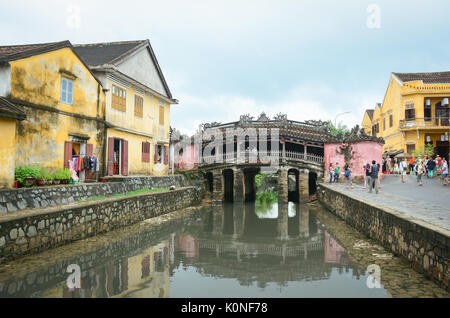 HOI AN, VIETNAM - 28.November 2015. Menschen besuchen die Brücke Pagode in Hoi An, Vietnam. Hoi An ist eine der beliebtesten Reiseziele in Asien. Stockfoto