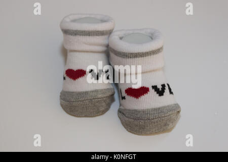 Gestreifter Baby Socken auf weißem Hintergrund. Stockfoto