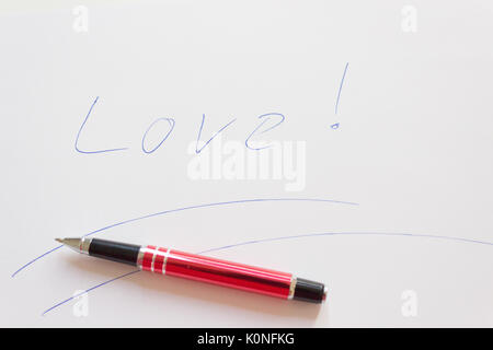 Liebesbrief schreiben Essentials mit roten Stift. Stockfoto