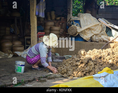 Hoi An, Vietnam - Dez 2, 2015. Eine Frau an der Töpferei Produktionsbasis in Hoi An, Vietnam. Sie verwendeten Ton von Hand heraus zu gestalten Blumentöpfe. Stockfoto