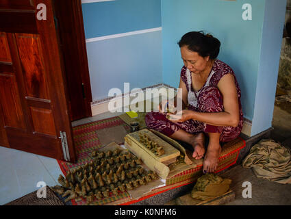 Hoi An, Vietnam - Dez 2, 2015. Eine lokale Frau an der Töpferei Produktionsbasis in Hoi An, Vietnam. Sie verwendeten Ton von Hand aus, um Form Flower Pot Stockfoto