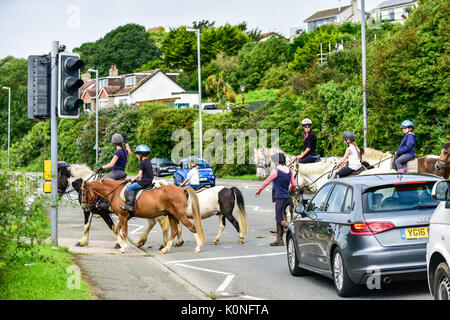 Reiter bis Verkehr, als sie eine Straße in Newquay in Cornwall. Stockfoto