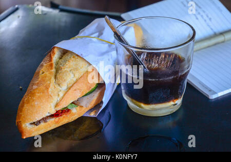 Vietnamesische Frühstück mit Brot und schwarzen Kaffee. Close Up. Stockfoto