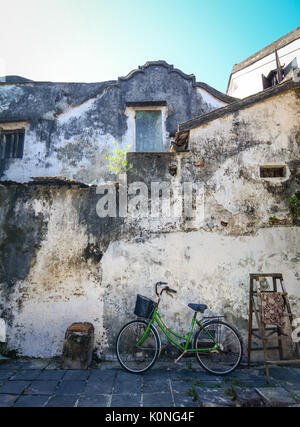 Hoi An, Vietnam - Dec 3, 2015. Schöne alte Häuser mit einem Fahrrad in der alten Stadt Hoi An, Vietnam. Hoi An ist anerkannt als Weltkulturerbe von der U Stockfoto