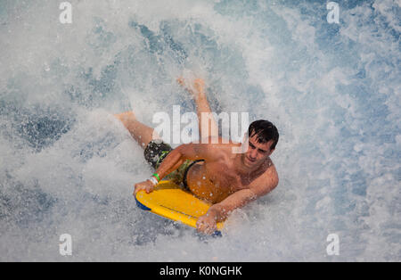 Sentosa, Singapur - Juni 19, 2010: ein Mann surf flowboarding an Wave House Sentosa Stockfoto