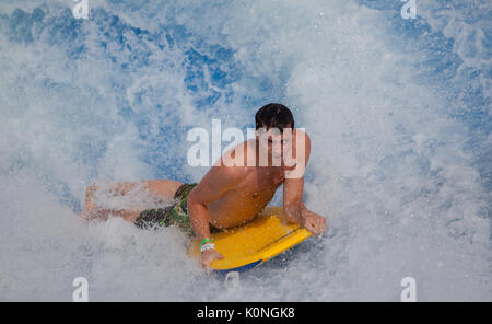 Sentosa, Singapur - Juni 19, 2010: ein Mann surf flowboarding an Wave House Sentosa Stockfoto