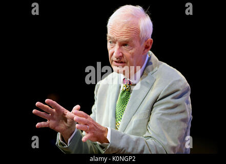 Kanal 4 Nachrichten Anker Jon Snow bei einem Durchlauf vor der Erstellung der 2017 James MacTaggart Memorial Lecture am Abend, während des Edinburgh International Television Festival im Edinburgh International Conference Centre. Stockfoto