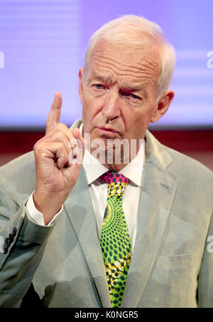 Kanal 4 Nachrichten Anker Jon Snow bei einem Durchlauf vor der Erstellung der 2017 James MacTaggart Memorial Lecture am Abend, während des Edinburgh International Television Festival im Edinburgh International Conference Centre. Stockfoto