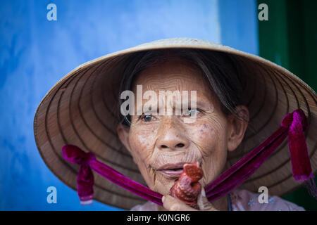 Hoi An, Vietnam - Dec 1, 2015. Porträt der alten Frau auf der Straße in der Altstadt von Hoi An, Vietnam. Hoi An ist Vietnam die meisten atmosphärischen und schönen Stadt Stockfoto