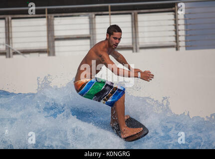 Sentosa, Singapur - Juni 19, 2010: ein Mann surf flowboarding an Wave House Sentosa Stockfoto