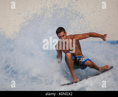 Sentosa, Singapur - Juni 19, 2010: ein Mann surf flowboarding an Wave House Sentosa Stockfoto