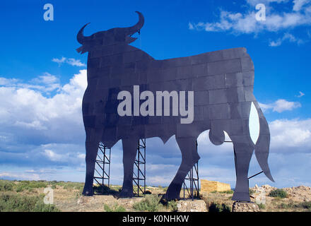Der Osborne Stier. Provinz Cuenca, Kastilien-La Mancha, Spanien. Stockfoto