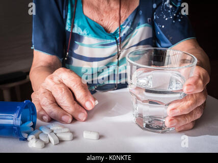 Alte nehmen täglich Medikamente Dosis zu Hause, Andalusien, Spanien Stockfoto