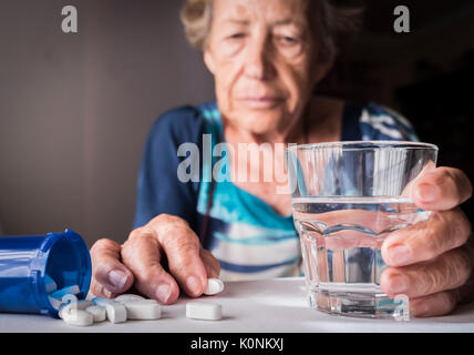 Alte nehmen täglich Medikamente Dosis zu Hause, Andalusien, Spanien Stockfoto