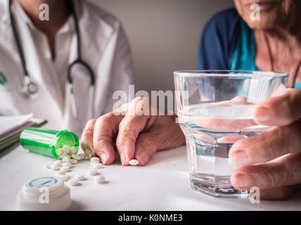 Alte nehmen täglich Medikamente Dosis zu Hause, Andalusien, Spanien Stockfoto