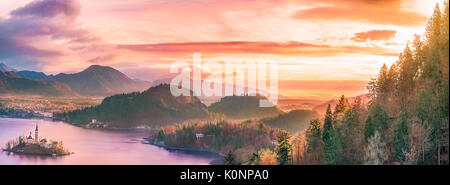 Panorama mit der Bleder Insel, den See und die umliegenden Hügel, in unglaublichen Farben aufgrund der Sonnenaufgang. Slowenien ist ein wunderbarer Ort zu besuchen. Stockfoto