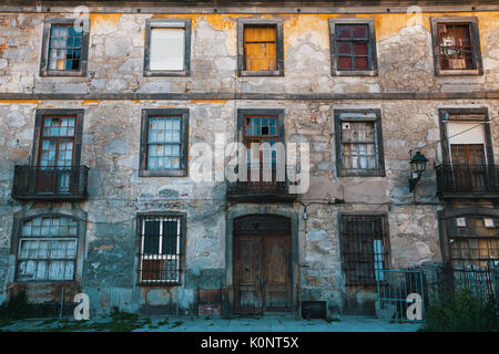 In der alten Innenstadt von Porto, Portugal aufgegeben. Stockfoto