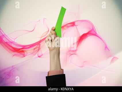Digital composite einer Hand, die eine grüne Karte vor abstrakten Hintergrund Stockfoto