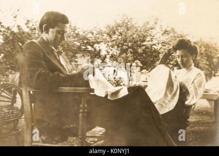 Ein Mann und eine Frau tun, Nadel Zusammen 1907 1908 Stockfoto