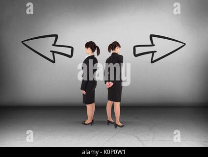 Digital composite der linken oder rechten Pfeiltasten mit Geschäftsfrau, die in entgegengesetzte Richtungen Stockfoto