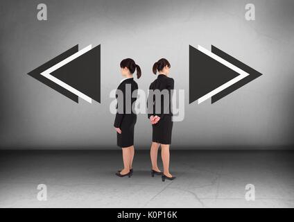 Digital composite der linken oder rechten Pfeiltasten mit Geschäftsfrau, die in entgegengesetzte Richtungen Stockfoto