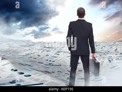 Digital composite der Geschäftsmann holding Aktenkoffer im Meer von Dokumenten unter Himmel Wolken öffnen Stockfoto