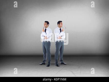 Digital composite der Geschäftsmann auf der Suche in entgegengesetzte Richtungen Stockfoto