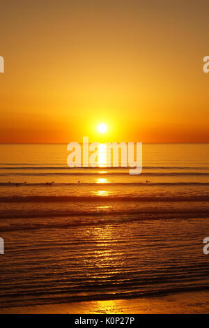 Surfen in Lacanau bei Sonnenuntergang im August 2013 während der World Championship Tour Stockfoto