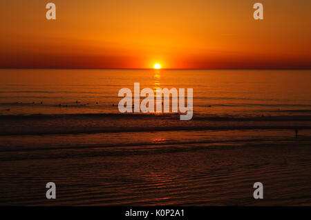 In Hourtin bei Sonnenuntergang im August 2013 Surfen während der World Championship Tour Stockfoto