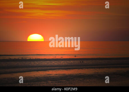 In Hourtin bei Sonnenuntergang im August 2013 Surfen während der World Championship Tour Stockfoto