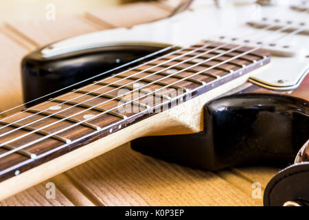 Saiten auf Gitarre Hals, Griffbrett Stockfoto