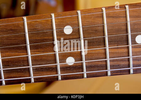 Saiten auf Gitarre Hals, Griffbrett Stockfoto