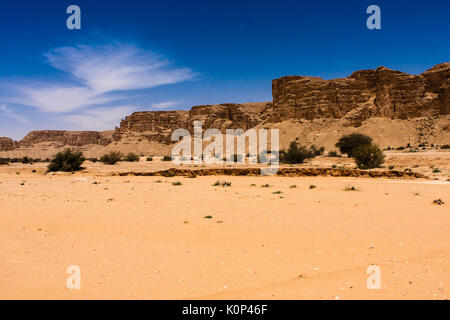 Ein Sedimentgestein escarpment in der Wüste südlich von Riad Stockfoto