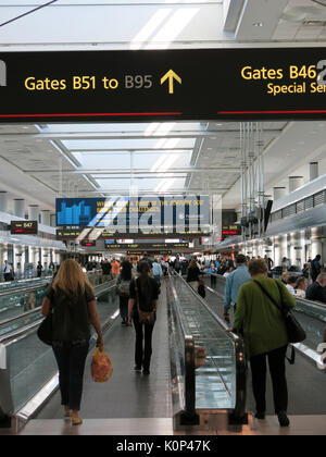 Flughafen-Reisende, bewegliche Bürgersteige und Tore, Vereinigte Terminal, Flughafen Denver, CO Stockfoto