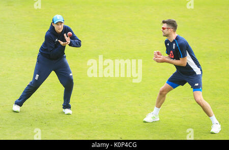 England's Joe Root und James Anderson (rechts) Während die Netze Sitzung in Leeds. Stockfoto