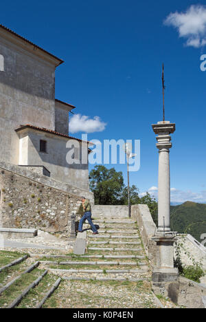 Ein Tourist in Sacro Monte di Varese, Santa Maria del Monte, Lombardei, Italien Stockfoto