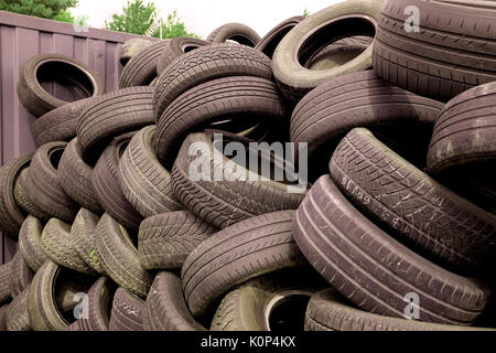 Gebrauchtwagen Reifen bereit für das Recycling Stadt Canterbury in Kent County uk august 2017 Stockfoto