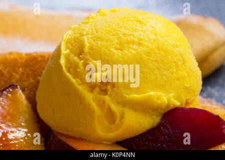 Pfirsich und Mango schmackhaftes Sorbet Lufthutze closeup, Sommer Dessert Stockfoto