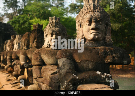 Guardian Statuen von Angkor Thom Süden Tür, Siam Reap, Kambodscha Stockfoto
