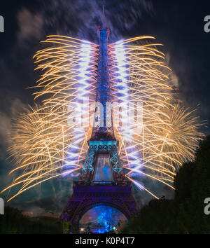 Spektakulär und jenseitigen Feuerwerke schießen aus der Eiffelturm für die Bastille Day Feier (Le Tour Eiffel sur le quatorze juillet) Stockfoto