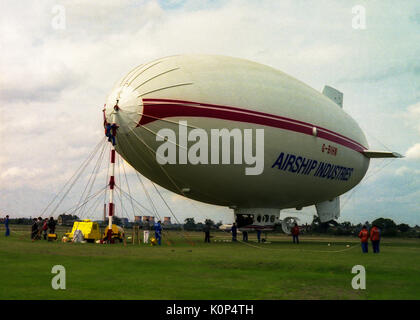 Das luftschiff Industrie skyship 500 G-bihn Blimp in Cardington Kleiderbügel Bedfordshire Stockfoto