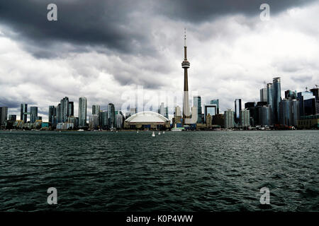 Meerblick von otario Kanada Toronto, CN Tower und anderen Wolkenkratzer/Gebäude gegen Grau bewölkter Himmel Stockfoto