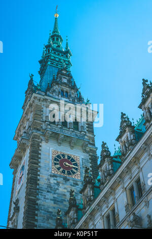 Detaillierte Rathaus turm mit alten Uhr. Hamburg, Deutschland. Vertikale erschossen. Stockfoto