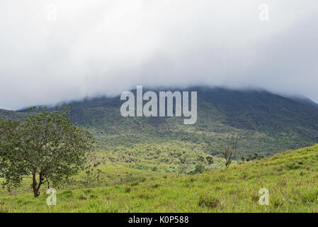 Der Nationalpark und Vulkan Arenal im Nebel, Costa Rica Stockfoto