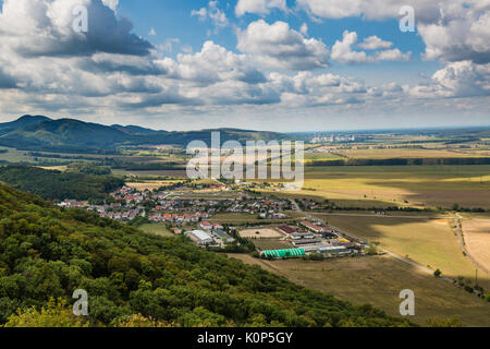 Landschaft mit Dorf" Plavecke podhradie "unter der Burg" plavecky Hrad", Slowakei Stockfoto