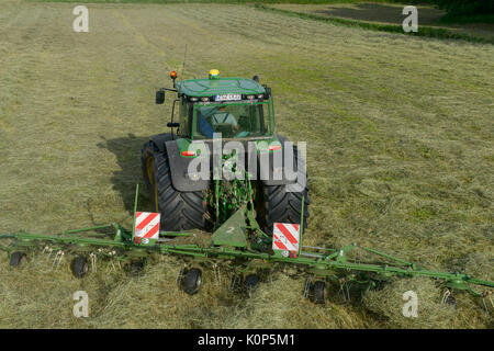 Polen, Juchowo, organische Milch Kuh Bauernhof, Verarbeitung von Heu mit John Deere Traktor/POLEN, Juchowo, biologisch wirtschaftender Milchviehbetrieb, Heu Ernte und Trocknung mit John Deere Traktor Stockfoto