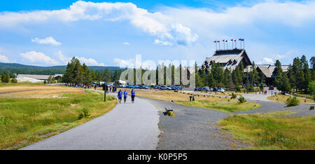 Yellowstone National Park, Wyoming, USA - 16. Juli 2017: Touristen wandern in Old Faithful Geyser Bereich. Blick auf den Old Faithful Inn. Stockfoto